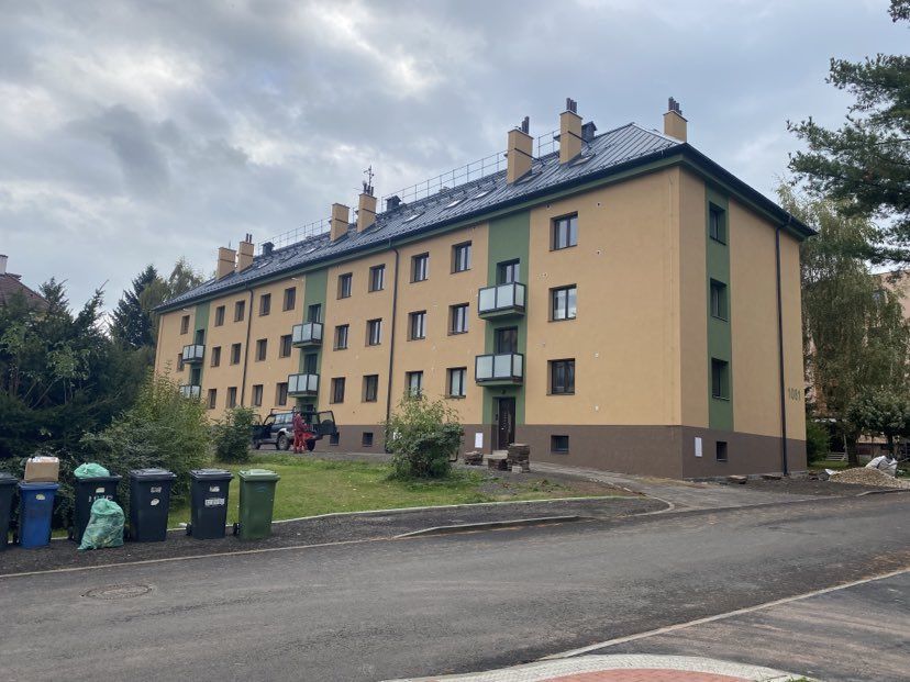 Bytový dům v Lomnici nad Popelkou po zateplení a s novou falcovanou střechou