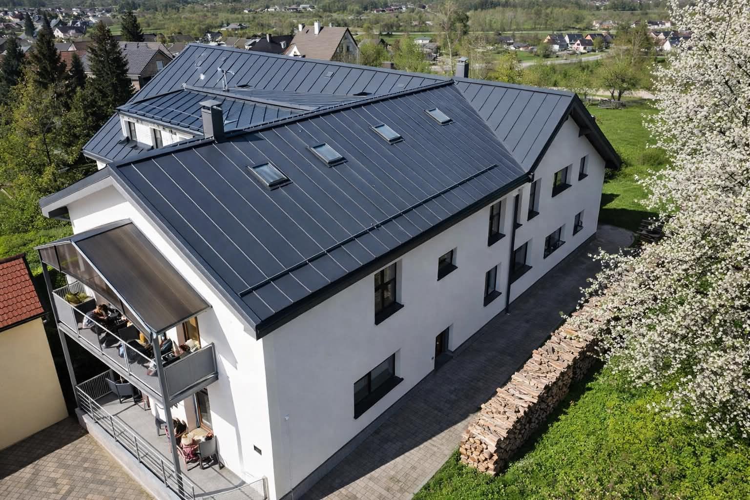 Bytový dům v Mašově po sanaci suterénu, zateplení a obnově střechy, pohled z dronu