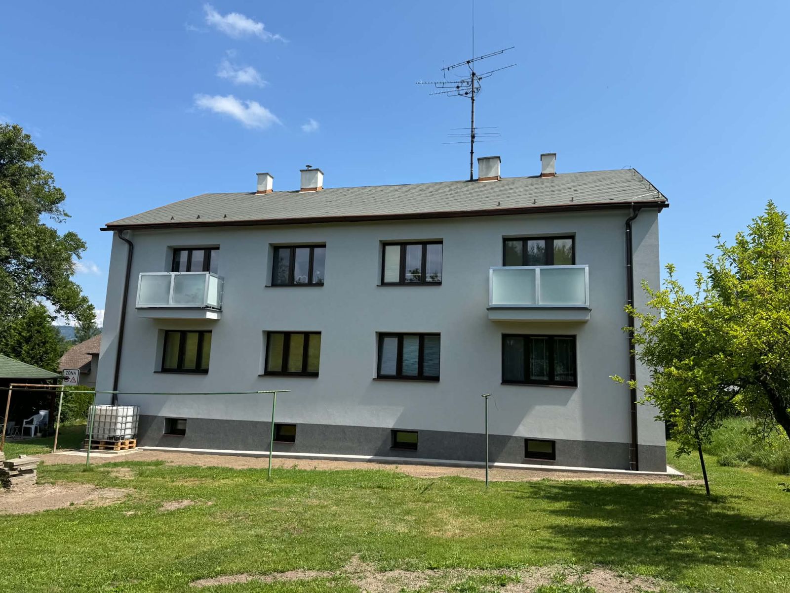 Zateplený bytový dům v Rovensku pod Troskami