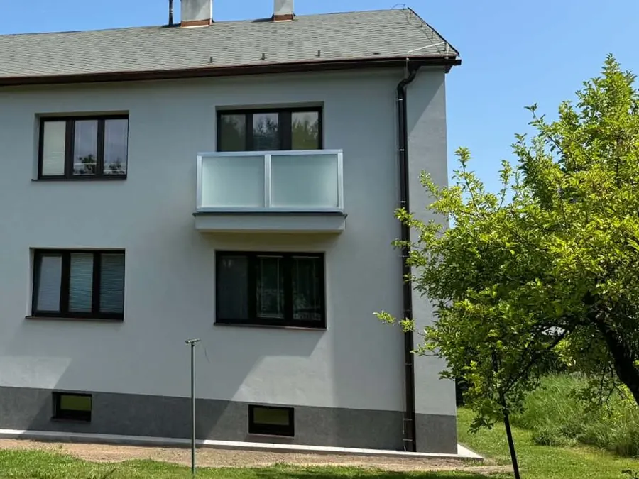 Obnovené balkony s hliníkovým zábradlím